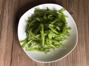 把腌制好的空心菜梗，用清水冲洗去盐水，沥水备用