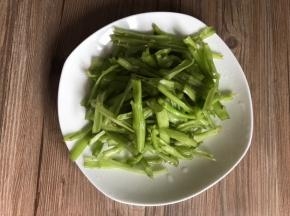 把腌制好的空心菜梗，用清水冲洗去盐水，沥水备用