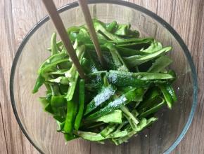 青椒洗净，去籽，切成丝，加入少许盐拌匀腌制5分钟