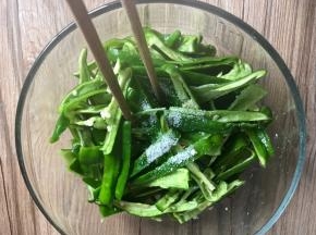 青椒洗净，去籽，切成丝，加入少许盐拌匀腌制5分钟