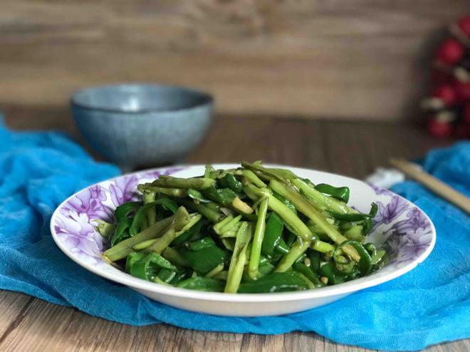 清脆爽口的青椒炒空心菜梗