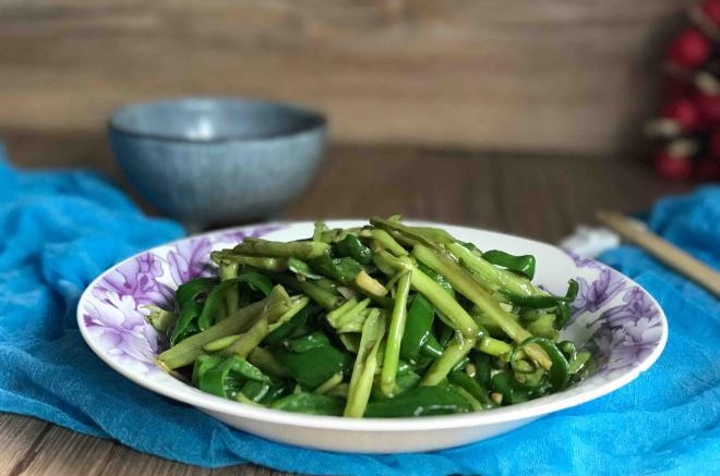 清脆爽口的青椒炒空心菜梗