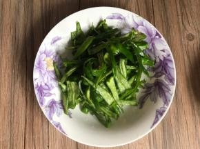 再把腌制好的青椒也冲洗去盐水，沥水备用