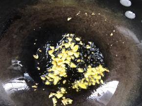 锅置火上，放入蒜末爆香