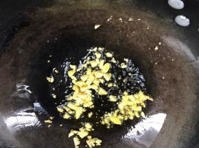 锅置火上，放入蒜末爆香