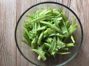 空心菜梗洗净，用剪刀剪开两边，再剪成段，加入少许盐，抓匀腌制5分钟