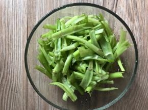 空心菜梗洗净，用剪刀剪开两边，再剪成段，加入少许盐，抓匀腌制5分钟