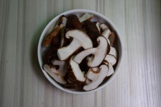 香菇洗净去蒂切块