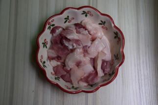 猪肉洗净切块