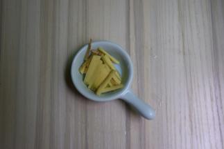 生姜洗净切成姜丝