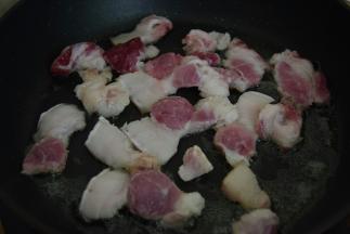 起锅热油，放入猪肉煎出油