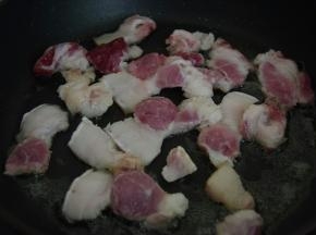 起锅热油，放入猪肉煎出油