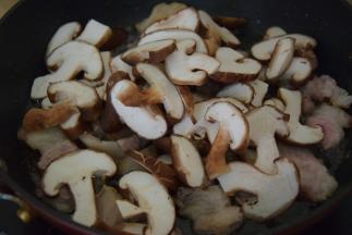 倒入香菇大火翻炒片刻