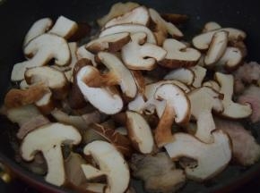 倒入香菇大火翻炒片刻