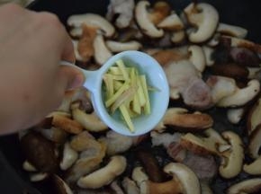 加入清水和姜丝，中火翻炒至香菇变软出水