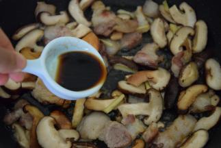 加入生抽翻炒片刻