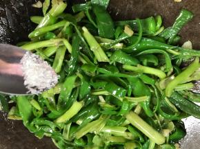 调入味精，拌匀即可