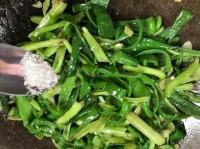 调入味精，拌匀即可