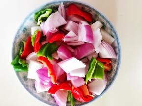 洋葱，青红辣椒洗干净切块