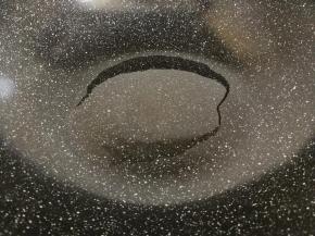 锅里放油，烧到六分热