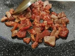 倒入牛排丁翻炒