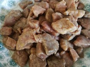 八成熟时关火，把牛排丁倒在盘子里备用