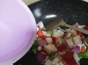 加一点清水继续翻炒至洋葱变软