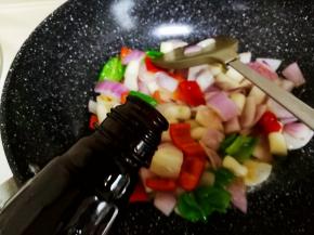 倒入一点生抽和黑胡椒汁