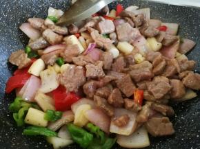 翻炒均匀，加一点白糖和盐（可选，淡了就加一点）