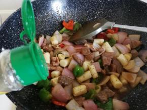 关火，撒一点黑胡椒粉翻炒均匀出锅