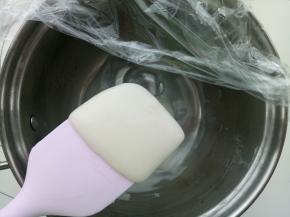 把汤种材料放入小奶锅里搅拌均匀，开最小火加热，这期间用刮刀（或者手动打蛋器）不停地快速搅拌，出现纹路马上离火。 把做好的汤种晾凉(也可以提前一到二天准备好，密封放冰箱冷藏保存) 。