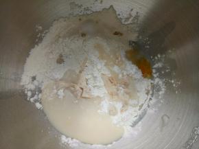 把汤种和主面团除黄油以外的其它材料放入干净的小盆里。