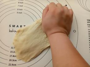 由于面团的量比较小，是用手揉的方法来操作的，像手洗衣服一样搓。开始是很粘手的，这个是正常的继续揉一会就好了。