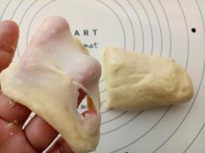 能拉出这样的膜。这时放入黄油继续揉。