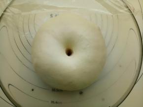 大概40分钟左右，用手指粘面粉在面团中间戳个洞，不回缩，不塌陷就发好了 。