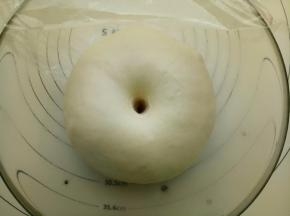 大概40分钟左右，用手指粘面粉在面团中间戳个洞，不回缩，不塌陷就发好了 。