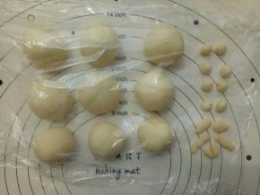 把面团分成9份24克、还会剩下13克左右做小动物的耳朵（每个耳朵1克），分好后盖保鲜膜松弛20分钟。