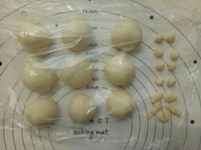 把面团分成9份24克、还会剩下13克左右做小动物的耳朵（每个耳朵1克），分好后盖保鲜膜松弛20分钟。