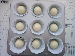 做好之后放入阳晨九连麦芬蛋糕模具里，也可以不放纸托，盖上保鲜膜进行二发，二发温度不要超过38度。