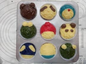 先把小动物的耳朵放好，再按照需要的造型挤上酥皮。烤箱180度预热10分钟后放入，中下层烤18分钟（烤8分钟左右加盖锡纸）