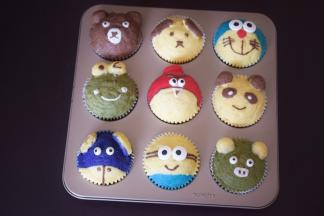 出炉放晾后用黑白巧克力和眼睛装饰糖把小动物的面部表情装饰一下。