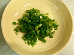小葱洗净切成葱花。