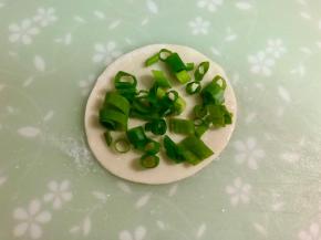 撒上一些盐，铺上一层葱花。
