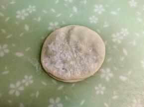 盖上另一张饺子皮。