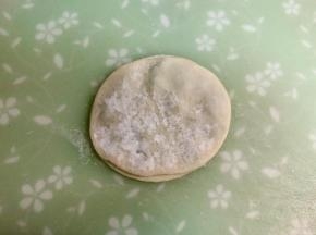 盖上另一张饺子皮。