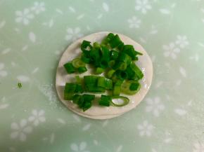 撒上一些盐，铺上一层葱花。