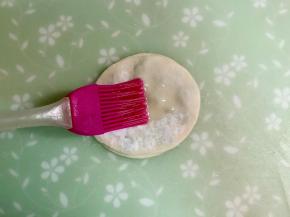 再在饺子皮上刷一层油。