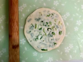 然后用擀面杖擀薄。