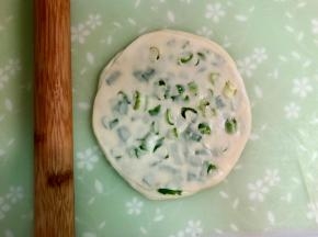然后用擀面杖擀薄。