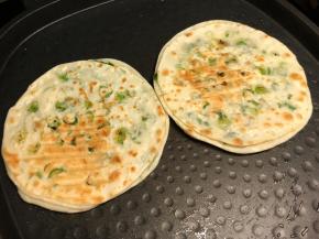 烙至两面金黄即可。